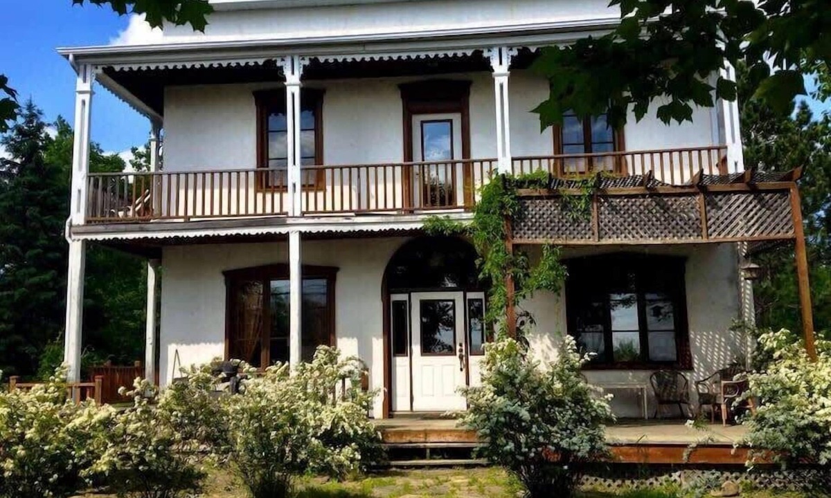 Lac-des-Plages House | The Historic Post Office, Le Bureau de Poste