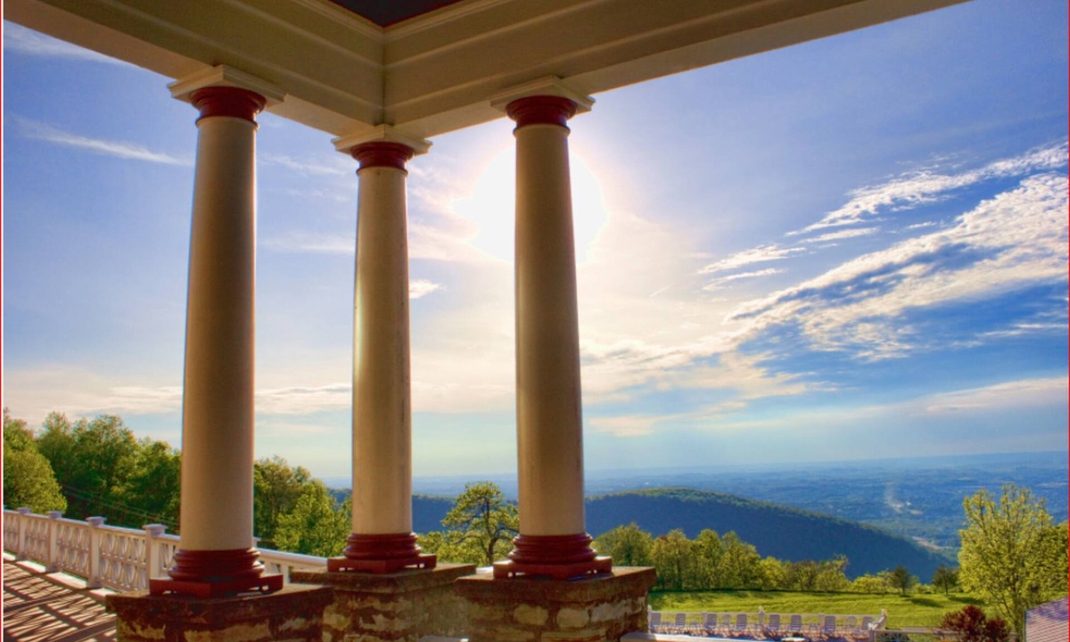 Brownfield Hotel | The Historic Summit Inn