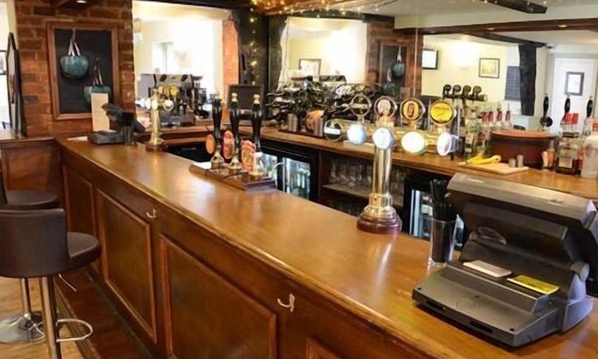 Westbury Hotel | The Hollies Inn