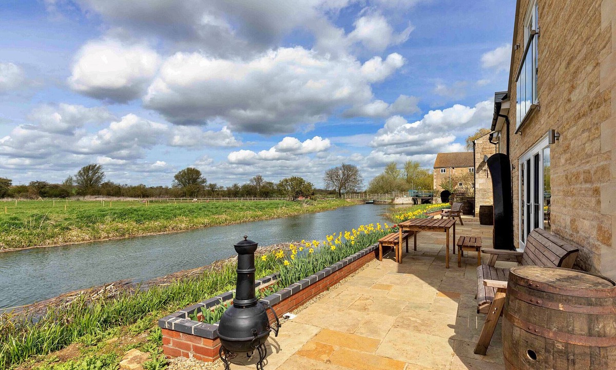 Thurlby Ski Chalet | The Holt