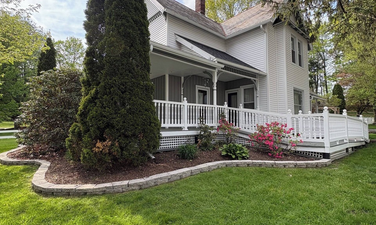 Mesopotamia Apartment | The Horse & Harness BnB-Sweet & Spacious