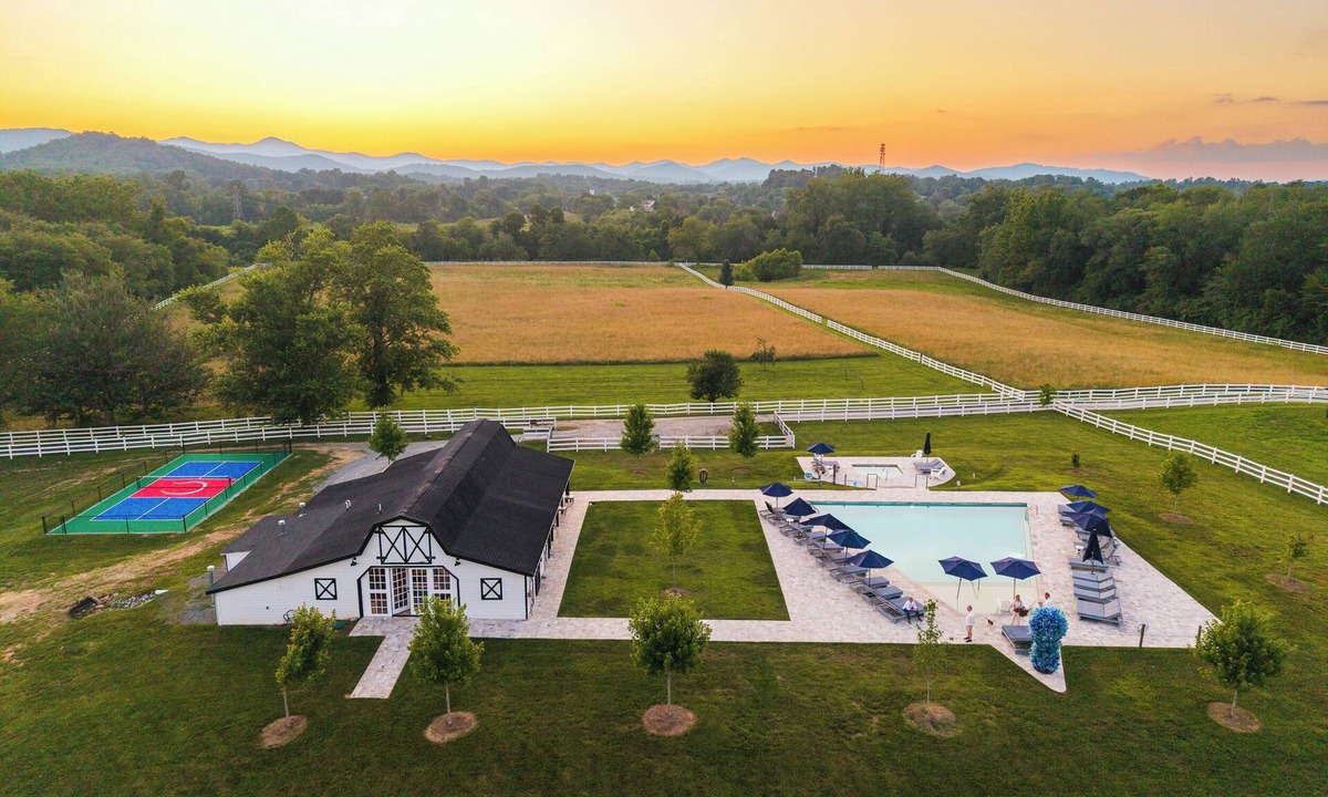 Hendersonville House | The Horse Shoe Farm