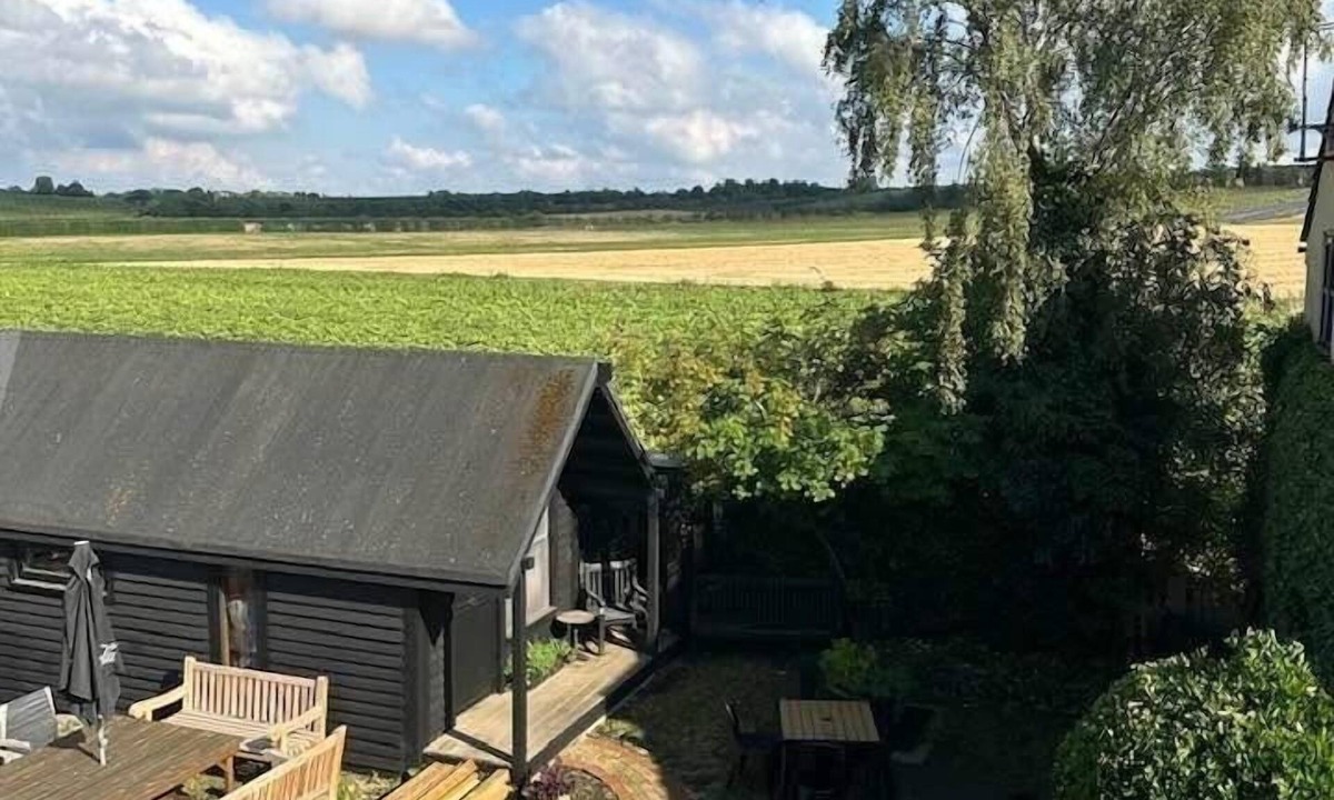 Cooling Bed & Breakfast | The Horseshoe and Castle