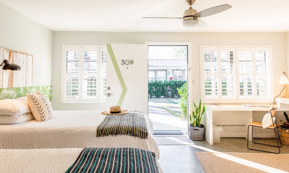 Atlantic Beach Hotel | The Hotel Palms Courtyard