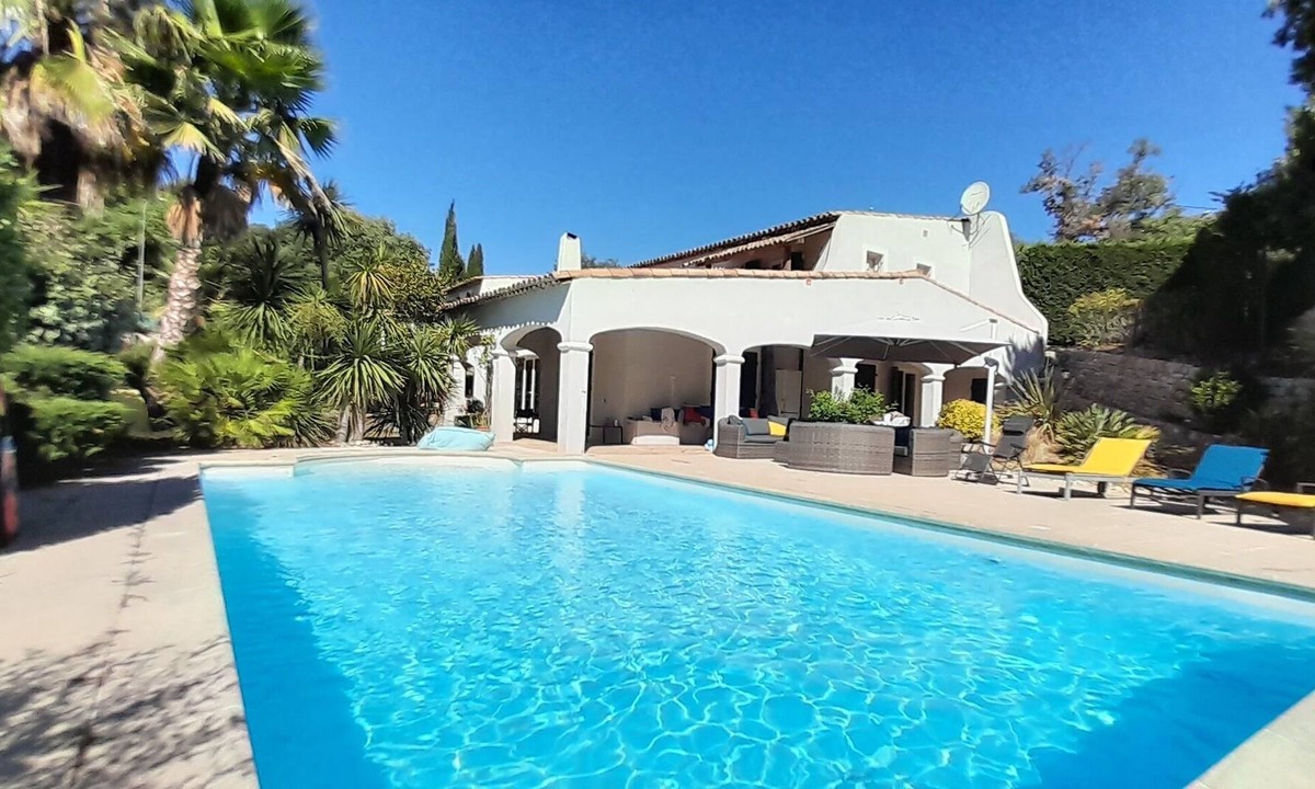Draguignan Resort | The house by the river