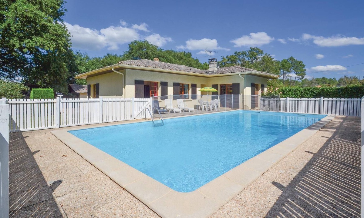 Garrosse House | The house is modern, detached and located in a fenced garden.