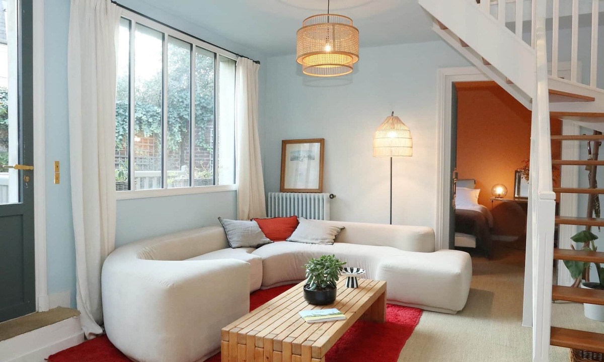 Senlis House | The House of Cobblestone Streets