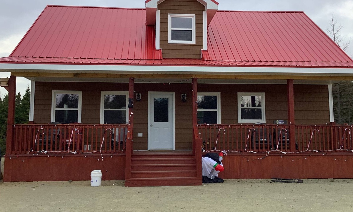 Cap-Bateau Ski Chalet | The house with the red roof