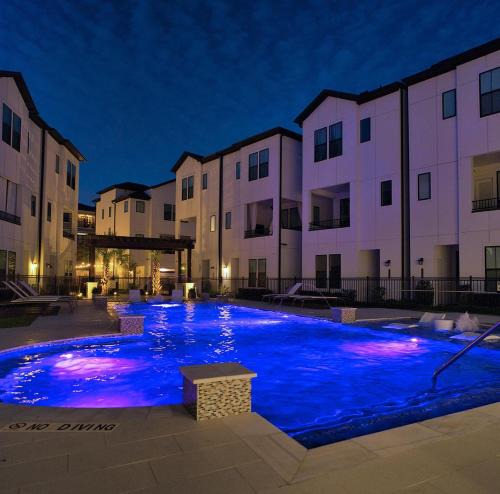 South Main Villa | The Houston Reston