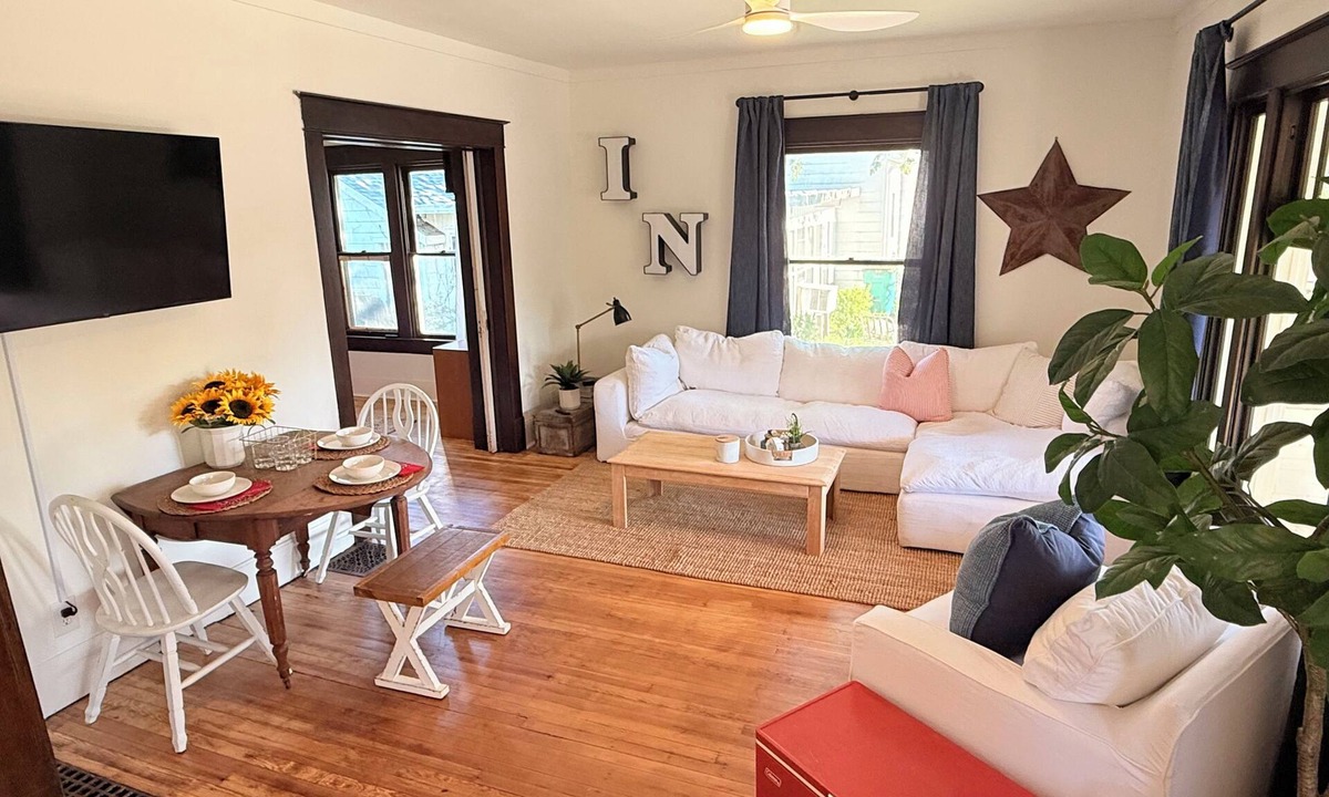 Franklin Apartment | The Howdy Inn-Rustic Charm and Modern Comfort