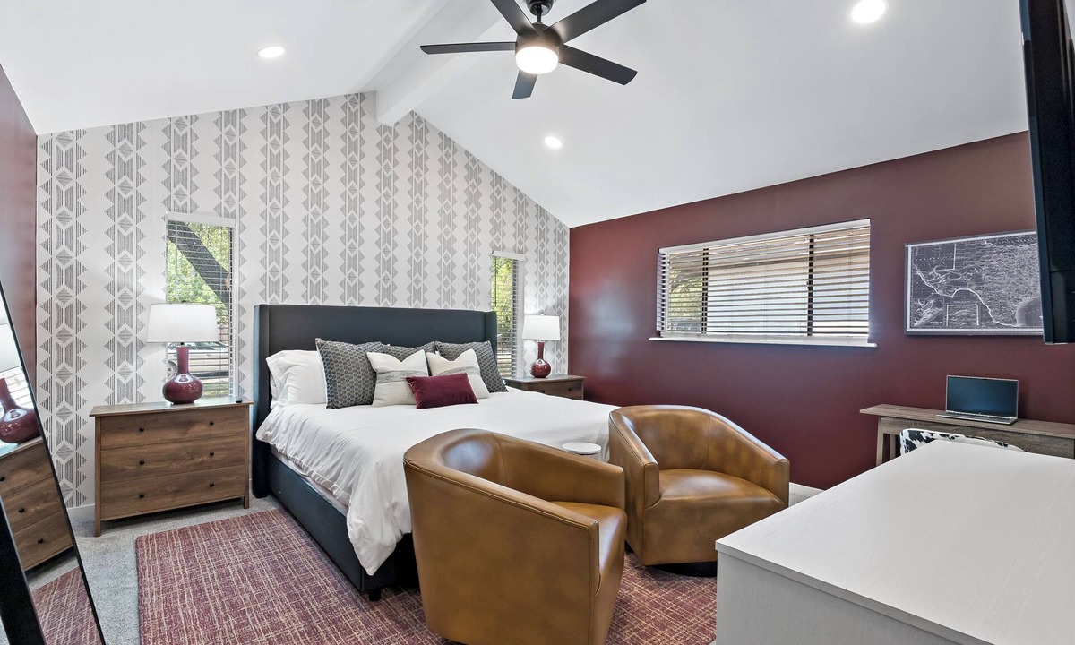 College Station House | The Howdy Retreat- Sleeps 12-Near Texas A&M