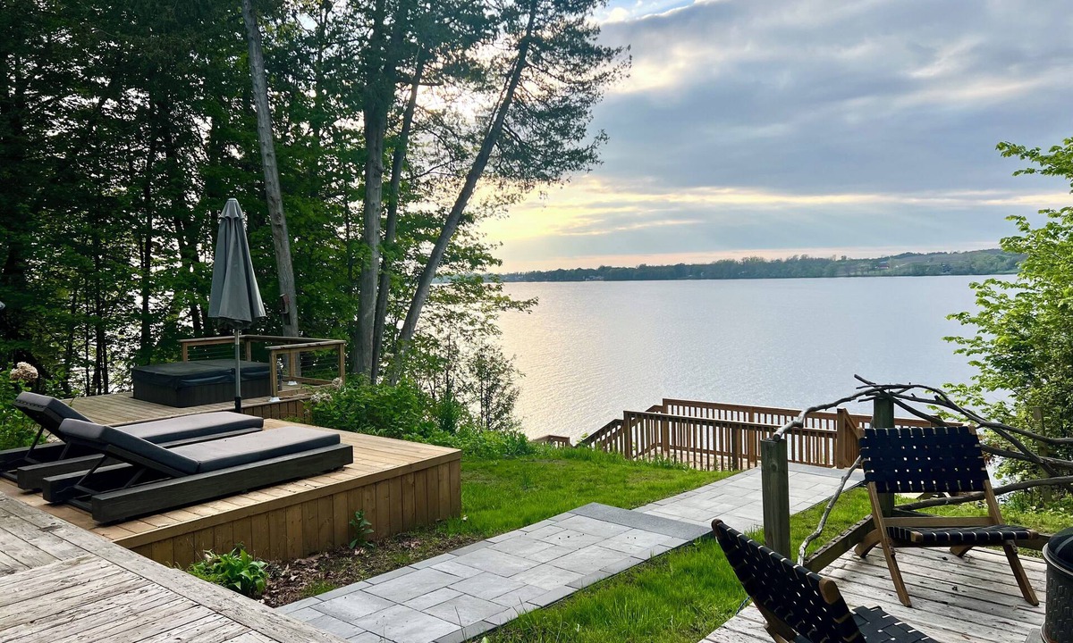 Wellington House | The Hudson Guest House | Waterfront with Hot Tub