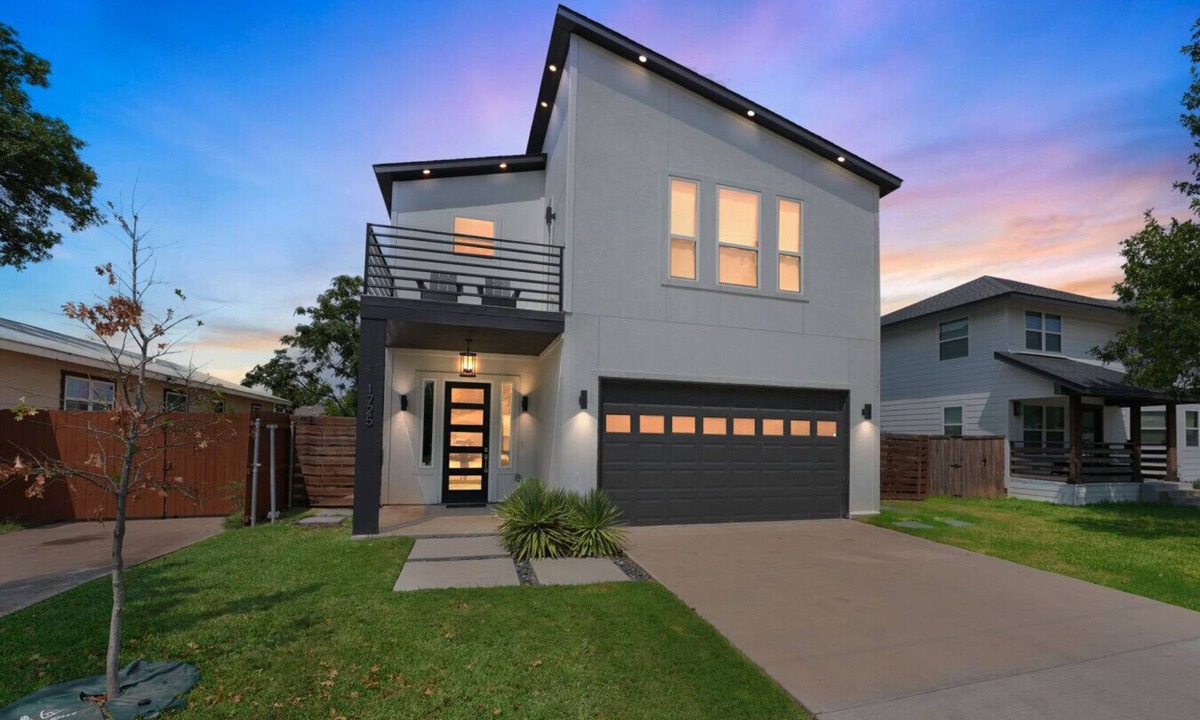 West Dallas House | The Hugo | Sleeps 10