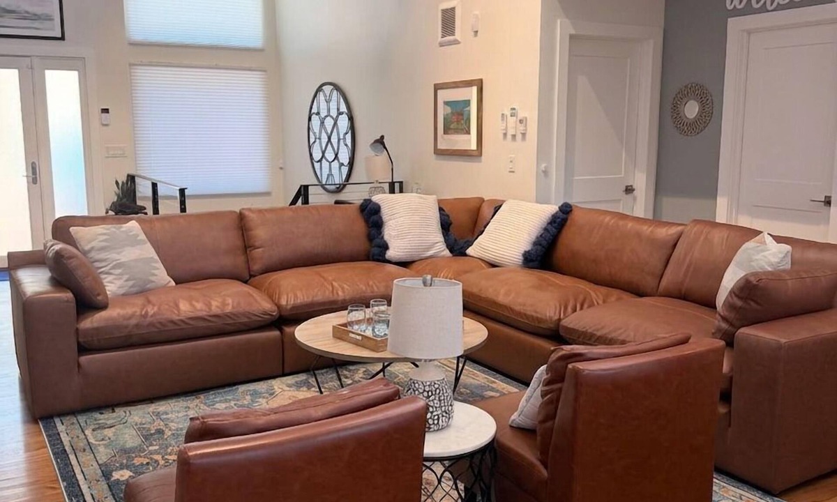 Northside House | The Hummingbird: Modern North Shore HomeHotTub, FirePit & Walk to Coolidge Park