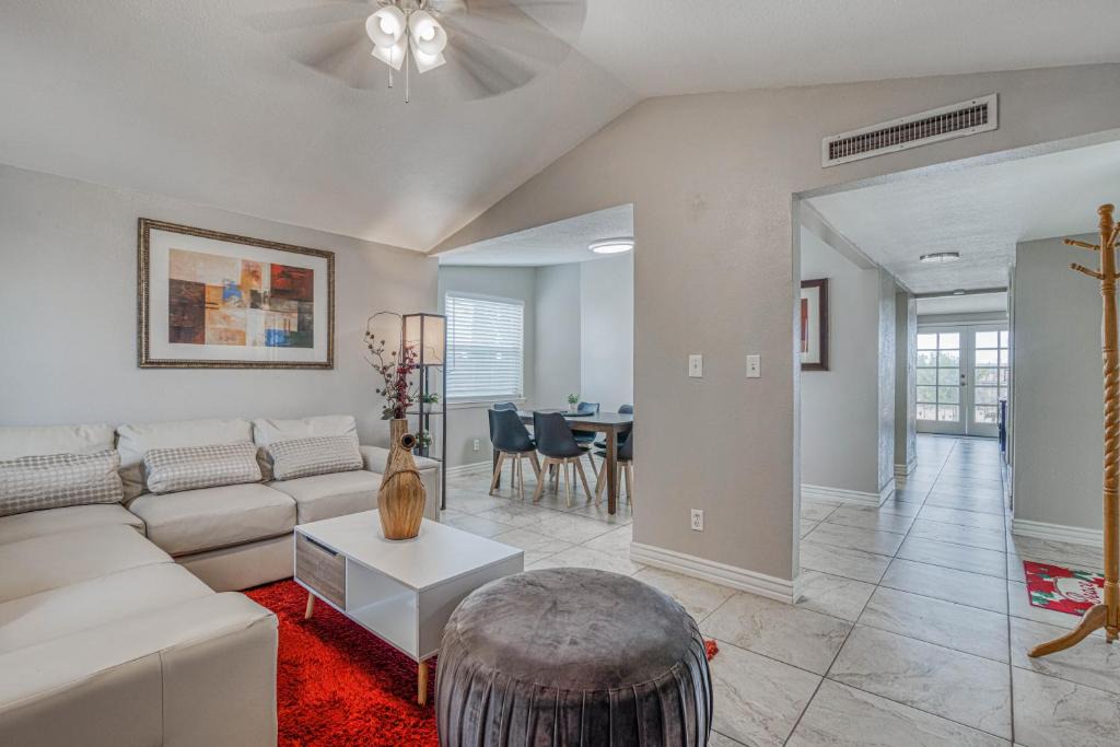 El Paso Apartment | The Hummingbird Sunset Home, West Side