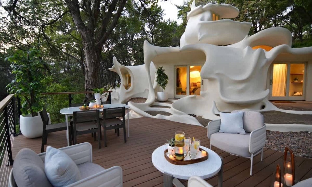 Westlake Highlands House | The Iconic Bloomhouse | Romantic Austin Escape