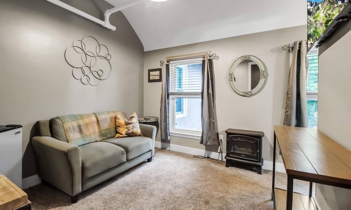 Hamburg Apartment | The Industrial Room at The West End Inn