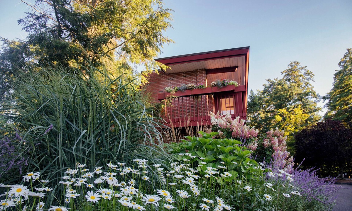 Bernardston Hotel | The Inn At Crumpin Fox