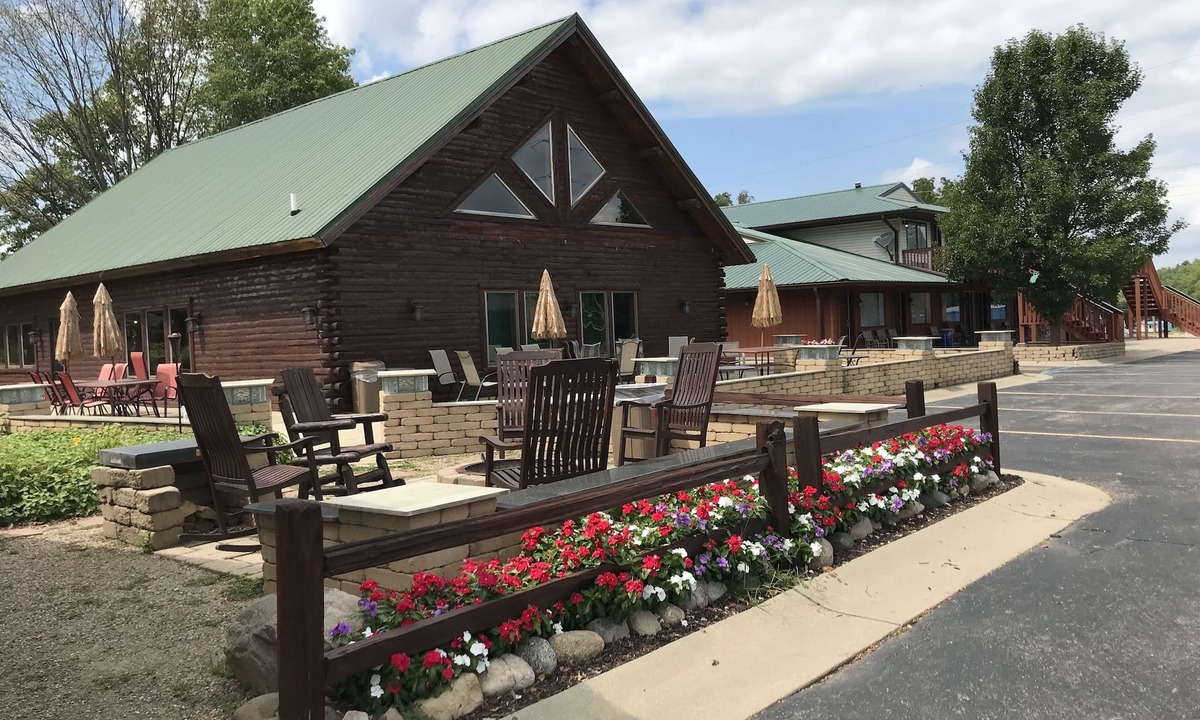 Richland Hotel | The Inn At Gull Lake