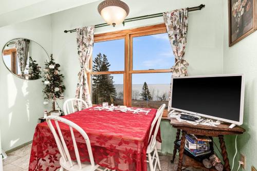 North Shore Apartment | The Inn On Gitche Gumee - Anderson Deluxe Suite