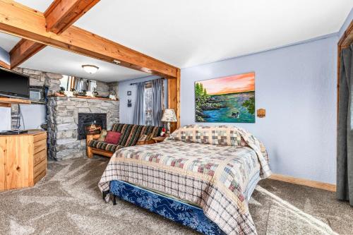 North Shore Apartment | The Inn On Gitche Gumee - The Loons Nest Room