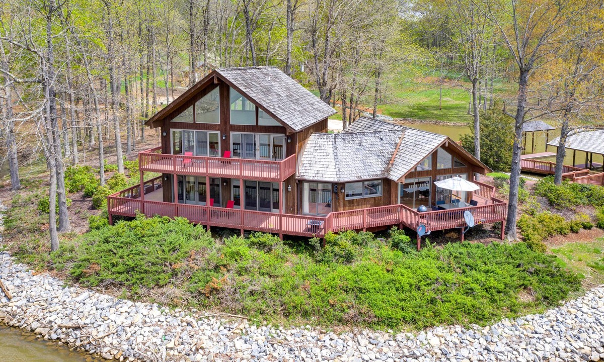 Wirtz House | The Inner Banks - Lakefront chalet with 180-degree lake views, dock & beach