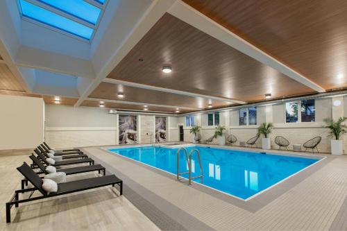 Sarnia Hotel | The Insignia Hotel, Sarnia, a Tribute Portfolio Hotel