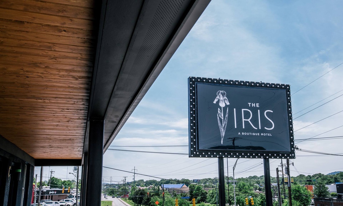 Berry Hill Hotel | The Iris Motel