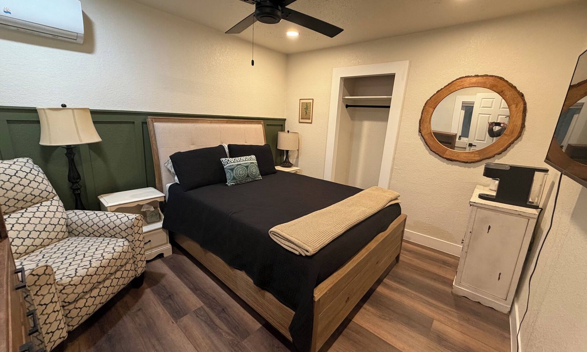 Columbine House | The Irish - cozy pub suite @ LLV