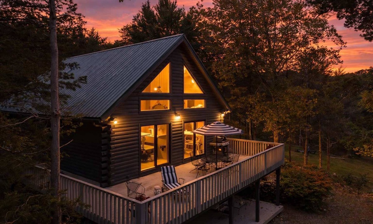 Athens House | The Iron Ore Cabin: Lakefront Adventure