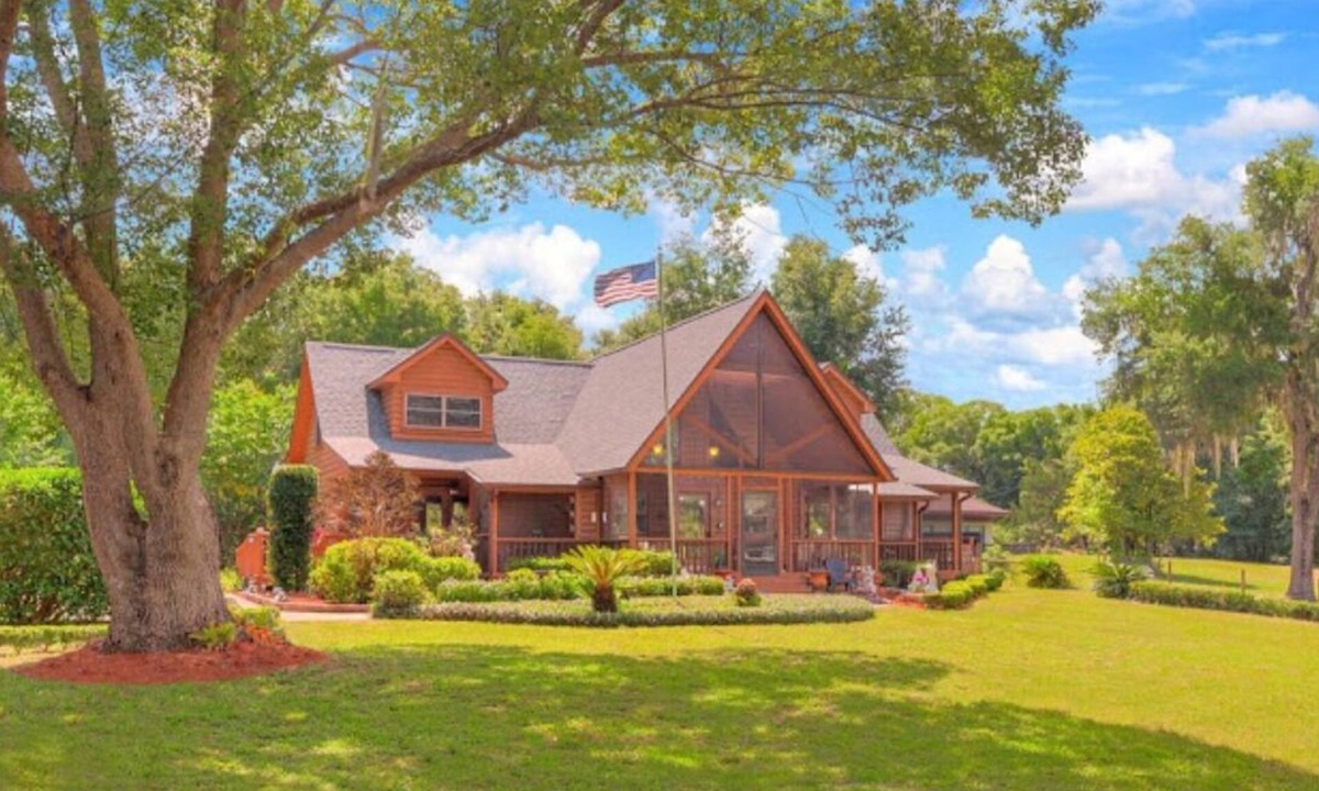 Lake Helen Apartment | The Island Room at Cabin on the Lake