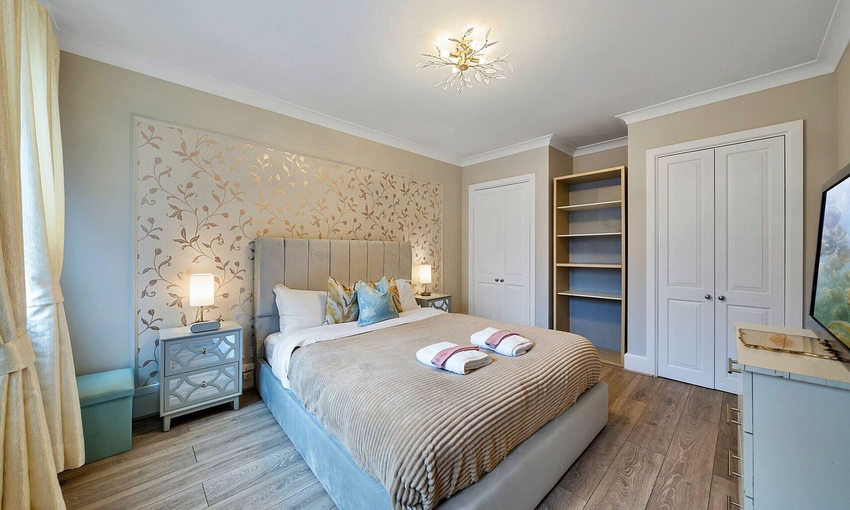 Shadwell Apartment | The Ivy Suite