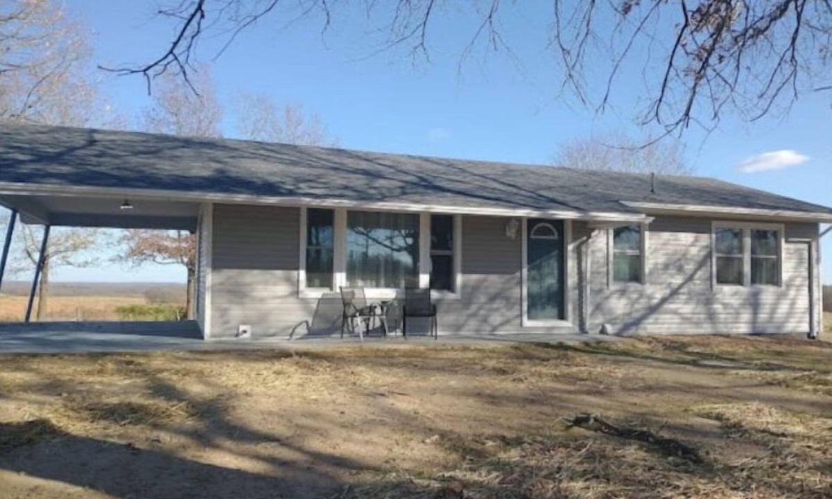 Lenox House | The Jadwin House LLC, Located in Jadwin, Missouri, sleeps 14 guests.