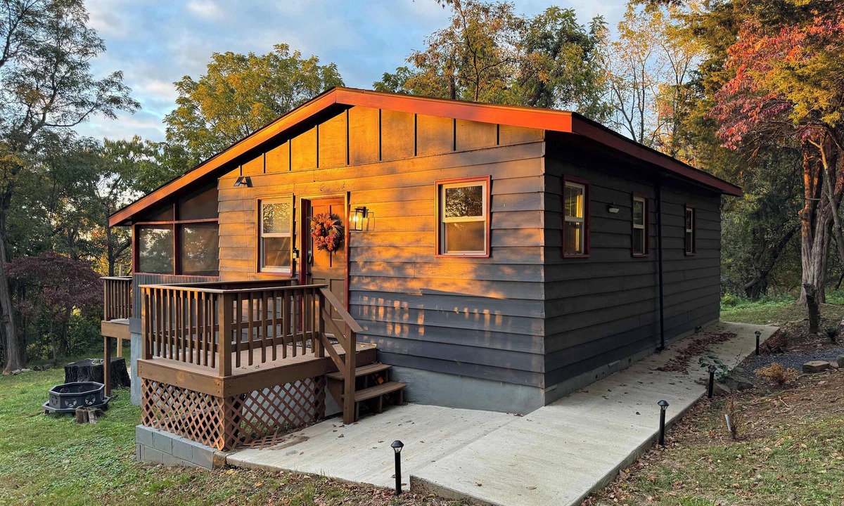 Linden Cabin | The Juniper Cabin Cozy Hideaway w/Hot Tub
