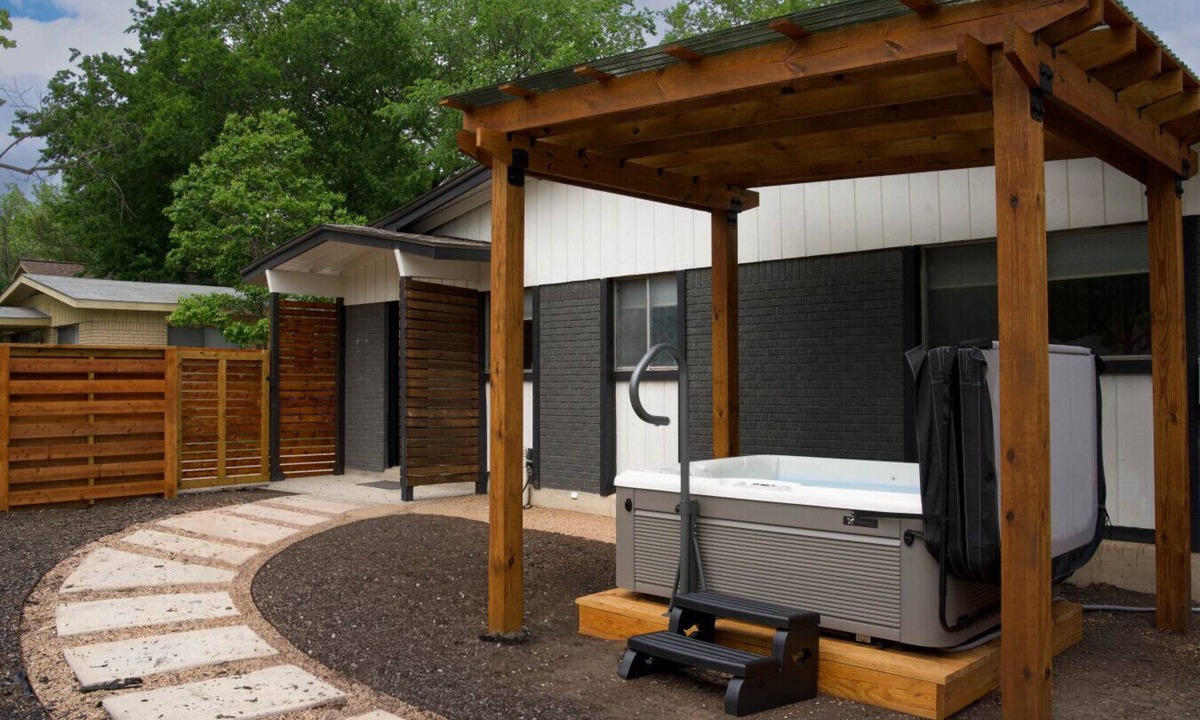 North Loop House | The Juniper - Renovated, Cozy North Loop Home w/Hot Tub