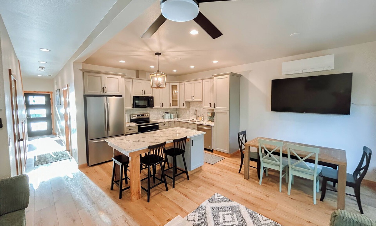 Nehalem House | The Kat's meow, 3-bedroom duplex in Nehalem