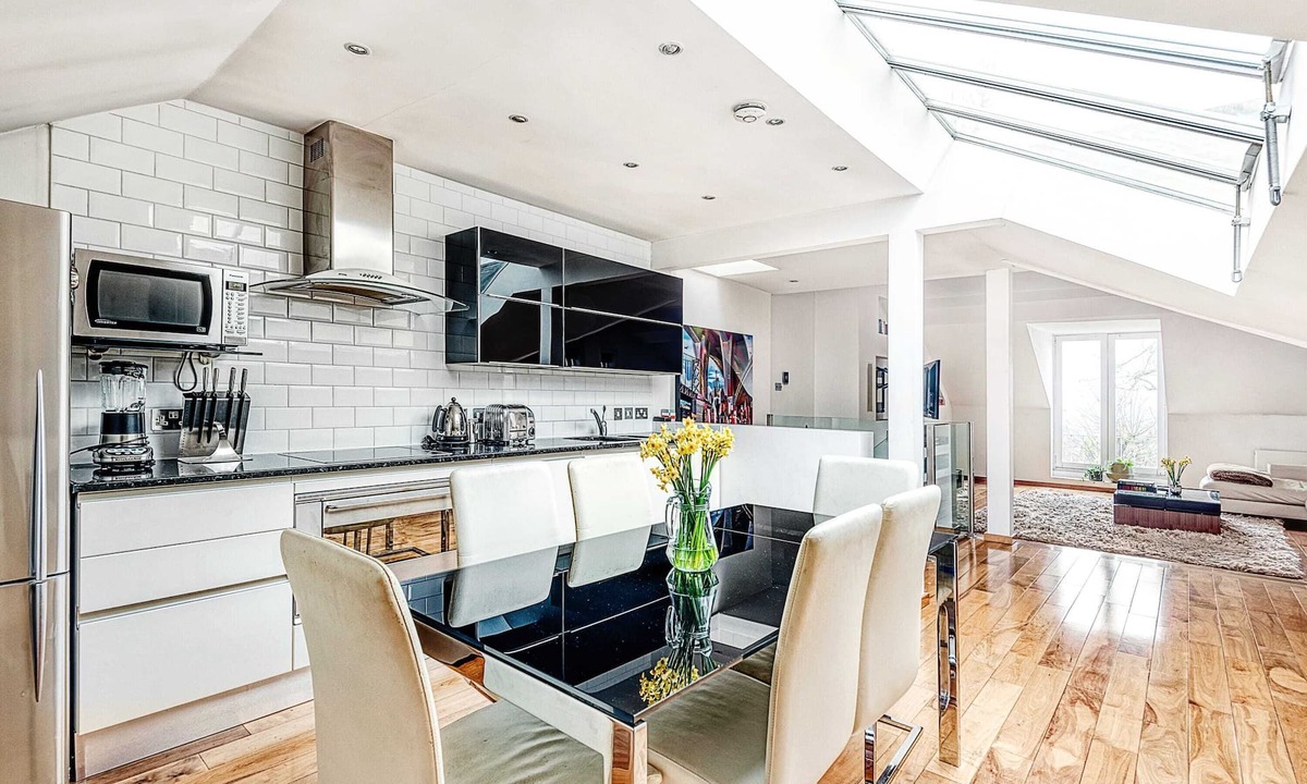 Frognal and Fitzjohns Apartment | The King of Spades - Out of Office Lifestyle