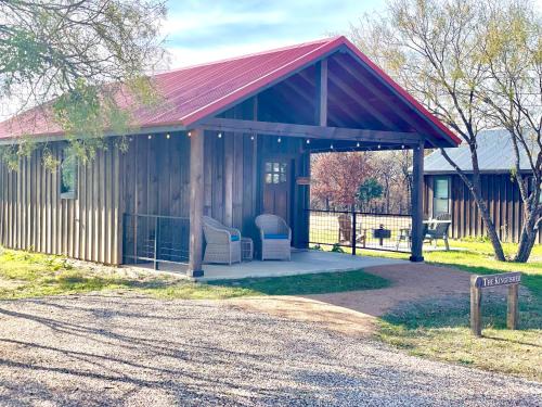 Elm Mott Ski Chalet | The Kingfisher Cabin 15MIN to Magnolia Baylor