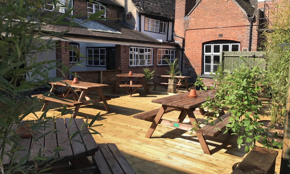 Eccleshall Bed & Breakfast | The Kings Arms Hotel