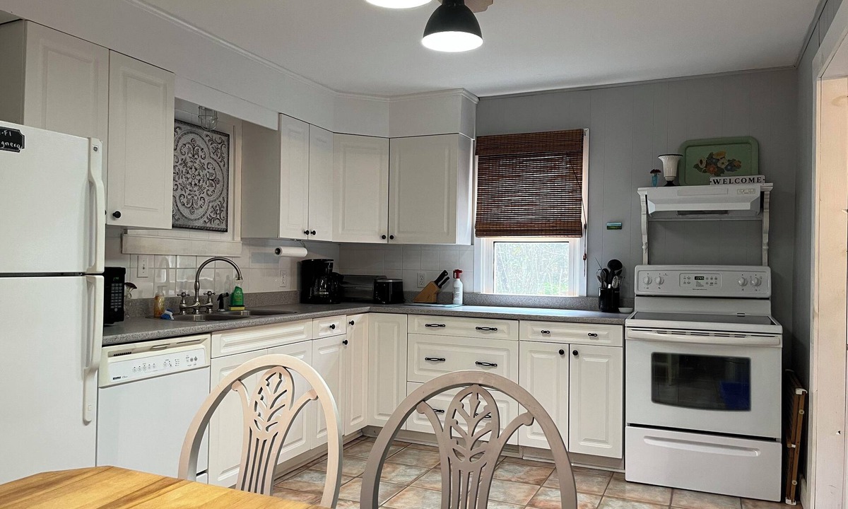 Keswick Ridge House | The King’s Hideaway, hot tub/pizza oven/walking trail/pet friendly/ski Crabbe.