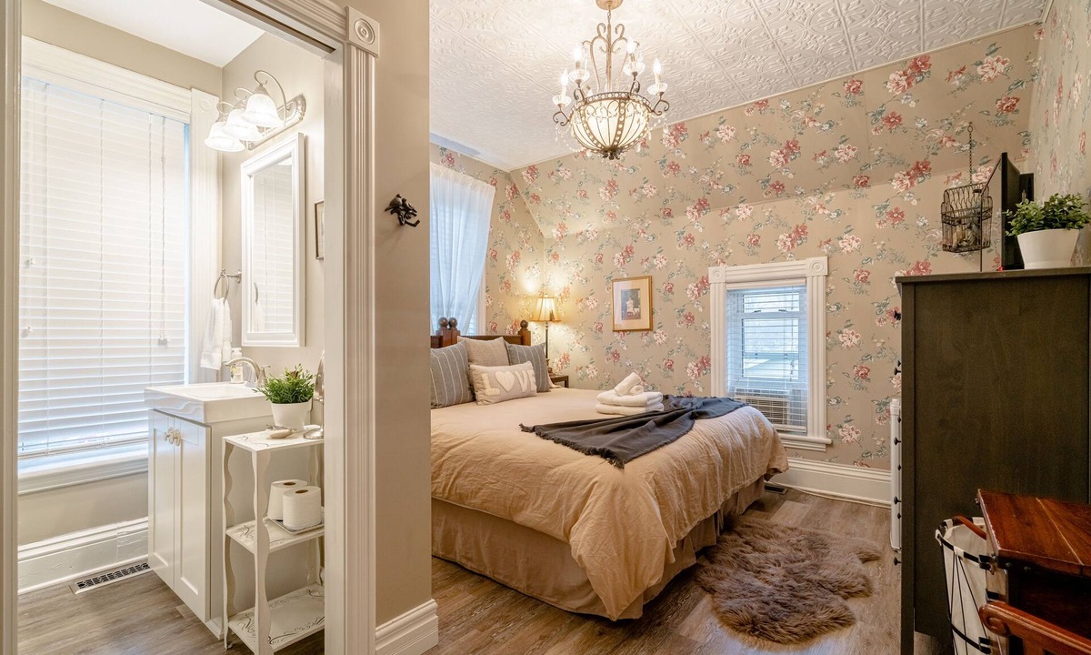 Ruthven Hotel | The Kingsville House