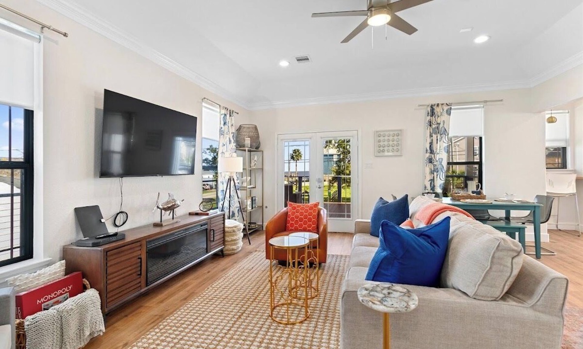 Clear Lake Shores House | The Kipp House! Luxury home walking distance to Boardwalk!