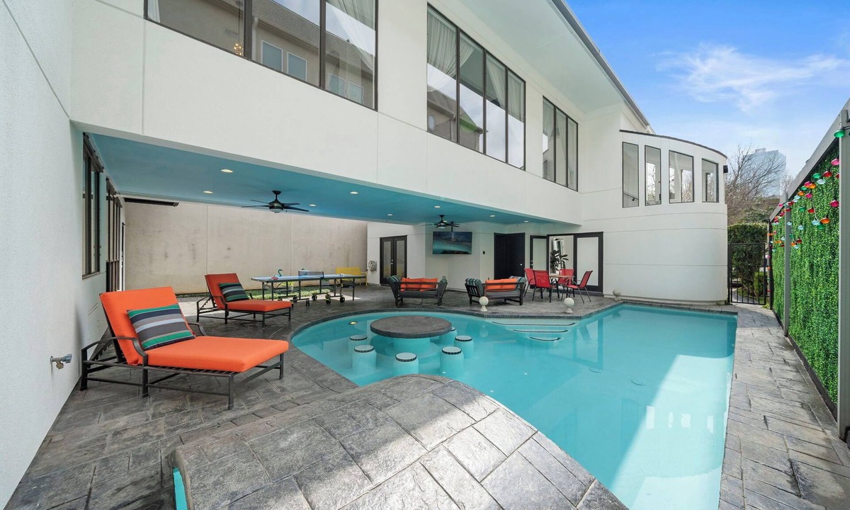 Greenway Plaza-Upper Kirby House | The Kirby Retreat. Heated Pool, King Suites And Games. Secluded, Central Setting