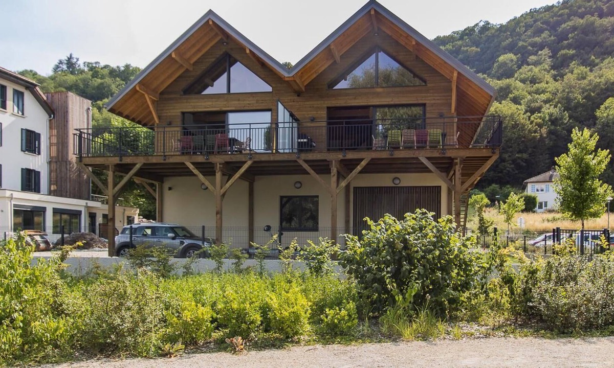 Conjux House | THE LAKE CHALET - SPOUSE