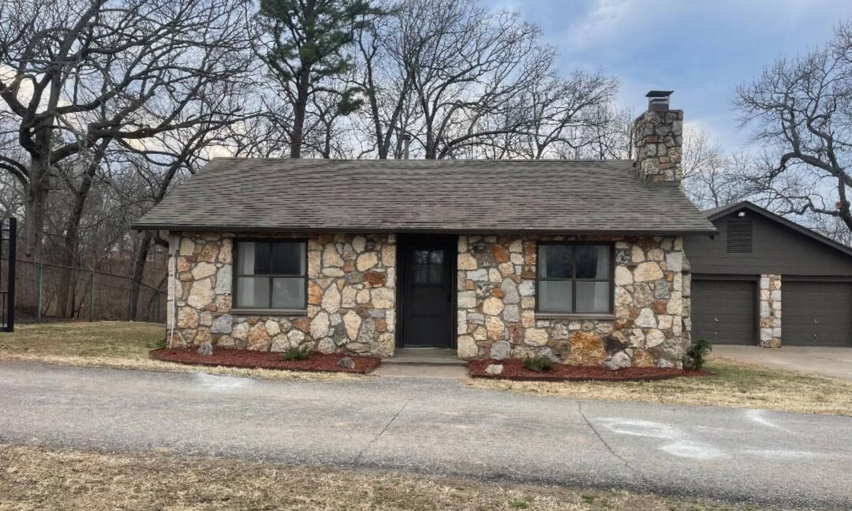 Dennis House | The Lake House is a cozy 2 bedroom at Stony Point