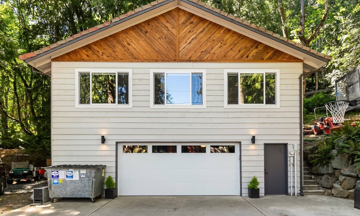 Sedro-Woolley House | The Lake Hut - a perfect place to relax and play on shore of Lake Whatcom