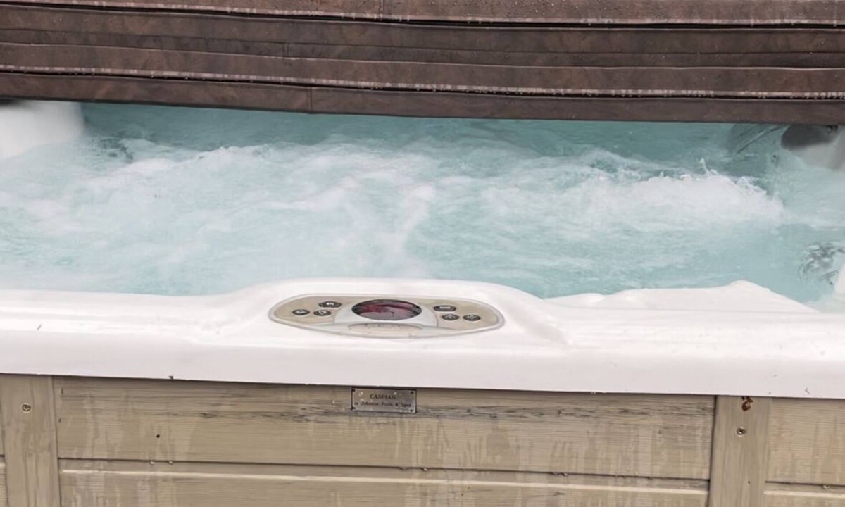 Grant House | The Lake Life Retreat with Hot Tub