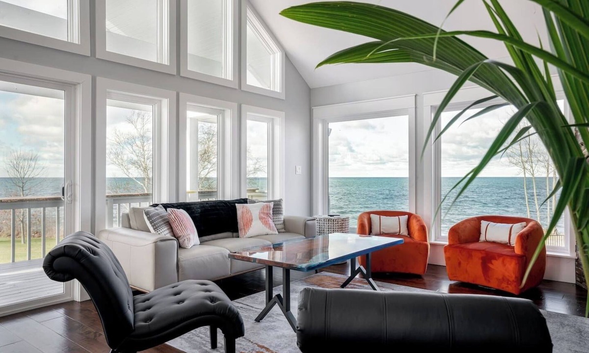 Niagara County House | The Lakeshore Cottage by Sul Lago