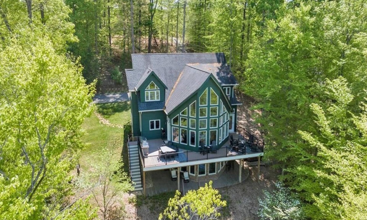Moneta House | The Lakeside Lodge - 6BR Luxury Lakefront Property - Private Dock