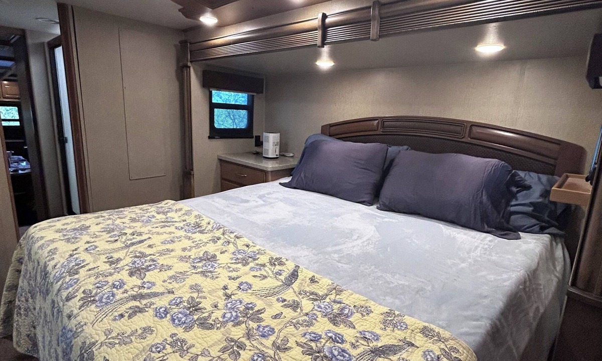 Victoria House | The Landmark Victoria RV, No Cleaning Fee/King Sleep Number Bed/Cozy